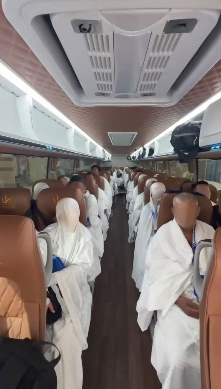 Di dalam bus, bersiap berangkat ke Mina